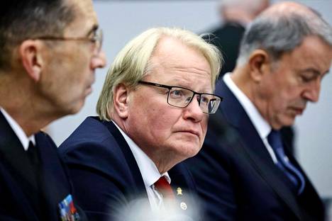 Министр обороны Швеции Петер Хультквист на совещании глав оборонных ведомств стран НАТО в Брюсселе. Фото: Кензо Трибульяр / AFP