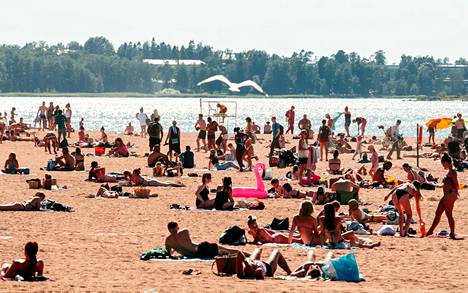 Hietaniemen uimarannalla Helsingissä riitti auringon palvojia kesäkuussa 2020. 