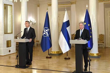 Naton pääsihteeri Jens Stoltenberg (vas.) ja tasavallan presidentti Sauli Niinistö tiedotustilaisuudessa maanantaina. 