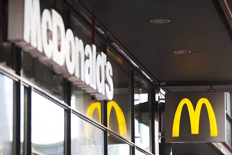 Kahdessa helsinkiläisessä McDonald’s-ravintolassa havaittiin hiilidioksidi­pullon vuoto tiistaina iltapäivällä.