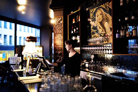 Vin-Vin baarissa ravintolan työntekijä Susanna Storbacka palveli muutamia baarissa pistäytyneitä asiakkaita perjantai-iltana.