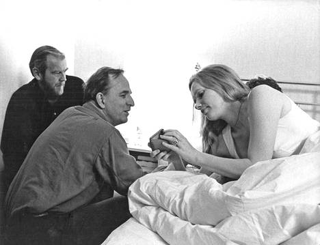 Ingmar Bergman on vastikään aloittanut uuden televisiosarjaelokuvan filmaustyöt. Nimenä on Kohtauksia eräästä avioliitosta ja pääosia esittävät Liv Ullman ja Erland Josephson. Elokuvasta tulee kuusiosainen ja jokaisesta osasta 50 minuutin pituinen. Ohjaaja (keskellä) neuvottelemassa Liv Ullmanin ja kuvaajansa Sven Nyqvistin kanssa.