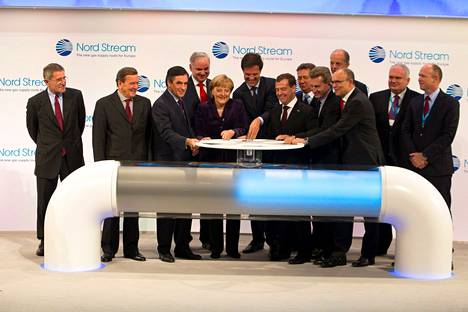 Muun muassa Saksan liittokansleri Angela Merkel ja Venäjän presidentti Dmitri Medvedev olivat mukana ja iloisissa tunnelmissa, kun Nord Streamin ensimmäiset kaasuputket vihittiin käyttöön vuonna 2011.