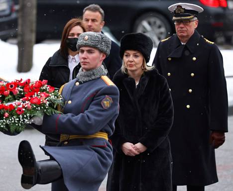 Ulkoministeri Liz Truss vieraili helmikuun toisella viikolla Moskovassa varoittamassa Venäjän-kollegaansa Sergei Lavrovia vakavista seuraamuksista, jos Venäjä hyökkää Ukrainaan. Arvostelijoiden mielestä Venäjän-vierailu olisi pitänyt jättää tekemättä.