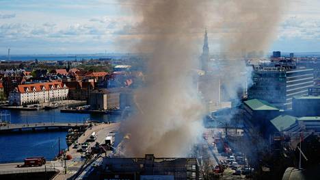 Tanskan pörssitalo paloi Kööpenhaminan keskustassa tiistaina.