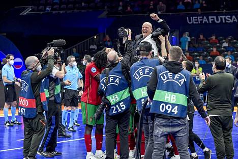 Portugalin pelaajat nostivat valmenta Jorge Brazin ilmaan Portugalin juhliessa futsalin Euroopan mestaruutta.