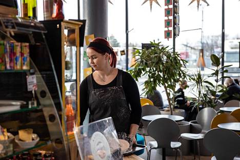Kahvilatyöntekijä Petra Änäkkälä työskentelee kahvilassa opiskelujensa ohessa. Nyt hän välttelee koronavirusta hyvällä hygienialla. Valmistuttuaan bioanalyytikoksi hän saattaa analysoida viruksia laboratoriossa.