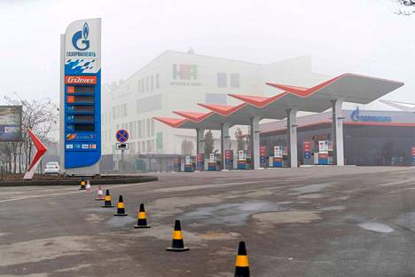 Suljettu huoltoasema mellakan jäljiltä Kazakstanin Almatyssa 9. tammikuuta. Väkivaltaisuuksiin kärjistyneet mielenosoitukset alkoivat polttoaineen hinnannoususta.