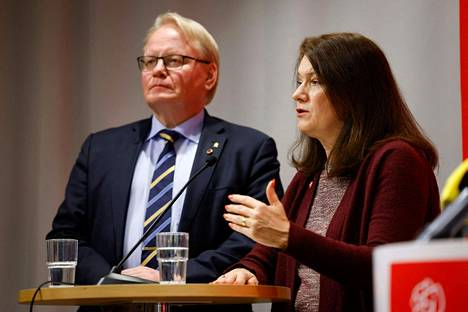 Puolustusministeri Peter Hultqvist ja ulkoministeri Ann Linde tiedotustilaisuudessa sunnuntaina.
