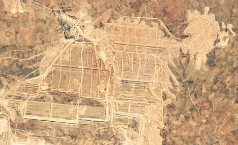 Bou Craan fosforikaivos erottuu selvästi satelliittikuvassa. Kaivos on Länsi-Saharassa kiistellyllä alueella.