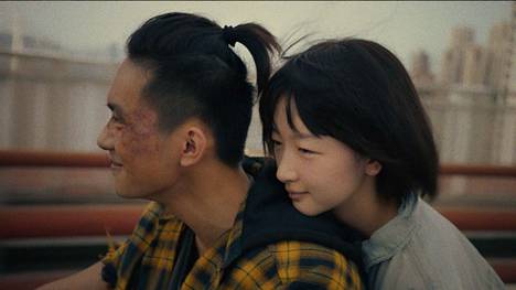 Chen Nian (Zhou Dongyu) saa suojelijakseen katujen kasvatin Bein (Jackson Yee).