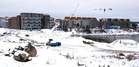 HS kertoi vuonna 2021, kuinka Kruunuvuorenrantaan rakennetaan jättimäistä asuinaluetta, jonne muuttaneille asukkaille oli vielä vain vähän palveluita tarjolla.