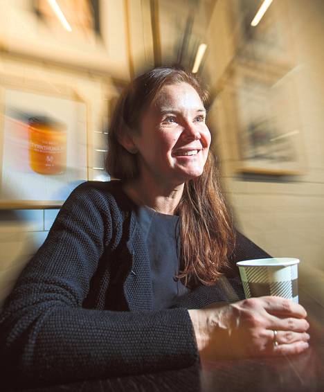 Anu Syrmä osaa yhä rentoutua kahvikupin ääressä, vaikka kahviloista on tullut yrittäjälle myös työ.