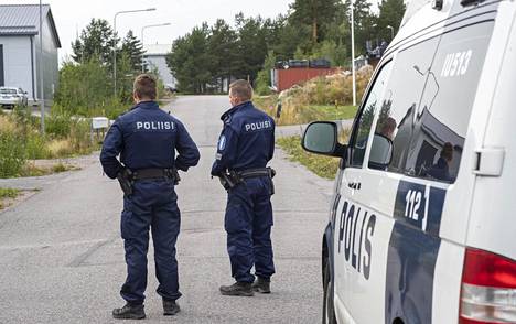Poliisi partioi teollisuusalueella Porvoossa, jossa ammuntatapaus tapahtui sunnuntaina.