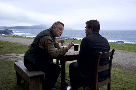 Brendan Gleeson (vas.) ja Colin Farrell esittävät vihamiehiksi muuttuvia ystävyksiä yhdeksän Oscar-ehdokkuutta saaneessa The Banshees of Inisherin -elokuvassa. 