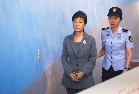 Etelä-Korean entinen presidentti Park Geun-hye (vas.) saapui Soulissa sijaitsevaan oikeustaloon elokuussa vuonna 2017. Korruptiovyyhdistä vankeustuomion saanut Park armahdettiin perjantaina.