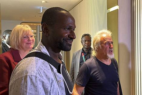 Olivier Dubois (edessä) ja Jeffery Woodke (oik.) saapuivat Nigeriin maanantaina. Woodke on yhdysvaltalainen avustustyöntekijä, joka siepattiin Nigerissä vuonna 2016. Myös hänet vapautettiin maanantaina.