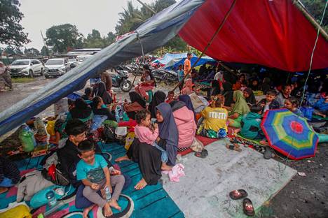 Locals were accommodated in tent fabric shelters in Cianjur on Tuesday.