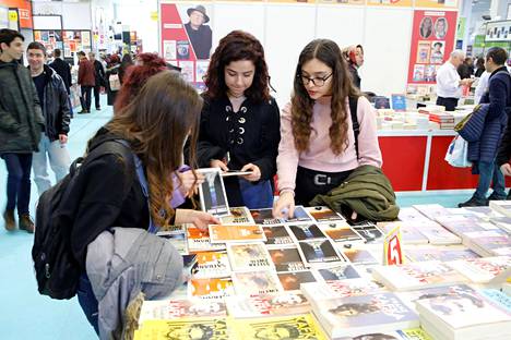 Nuoria turkkilaisnaisia tutustumassa kirjoihin Ankaran kirjamessuilla helmikuussa.
