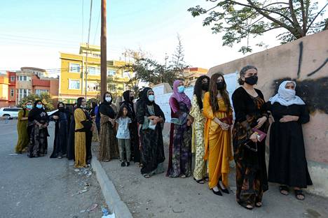 Voters lined up to vote in Duhok on Sunday.