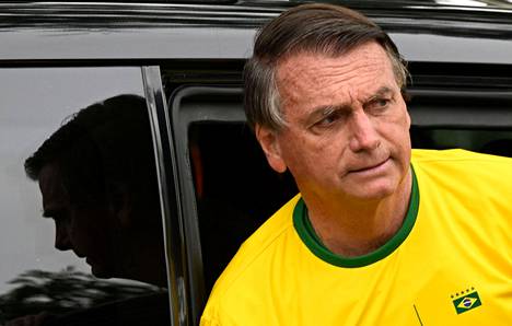 Istuva presidentti Jair Bolsonaro saapui äänestyspaikalle Rio de Janeirossa sunnuntaina.