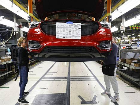 Yhdysvallat ja EU pyrkivät neuvotteluissaan yhdenmukaistamaan teknisiä standardeja. Kuva General Motorsin autojen kokoonpanolinjalta Lansingissa Michiganissa. 