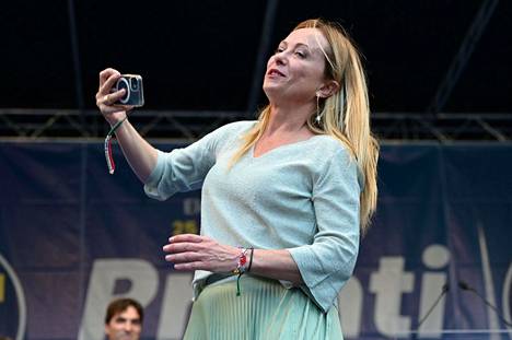 Giorgia Meloni otti viime torstaina selfien kampanjatilaisuudessaan satamakaupunki Anconassa.