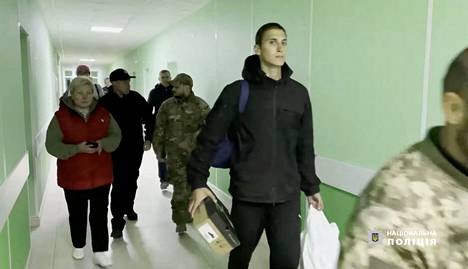 Ukrainan joukoissa palvelleita sotavankeja vapauttamisensa jälkeen. Kuva on kaapattu videolta, joka annettiin julkisuuteen viime torstaina.