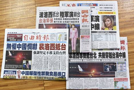 ”Pelosi saapuu Taiwaniin Kiinan uhkailua pelkäämättä”, ”Pelosi saapuu Taiwaniin, Taiwaninsalmi on jännittynyt”, ”Pelosin erikoiskone saapuu Taipeihin”,  uutisoitiin 3. elokuuta taiwanilaislehdissä.