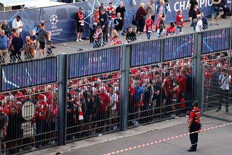 Liverpoolin kannattajat joutuivat odottamaan stadionille pääsyä Mestarien liigan finaalissa.