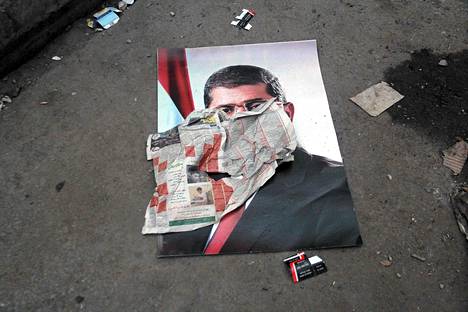 Syrjäytetyn presidentti Mursin kuva kadulla turvallisuusjoukkojen ja Mursin kannattajien välisten levottomuuksien aikana tammikuun lopulla Kairossa.