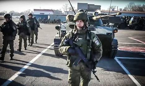 Venäläisiä sotilaita palaamassa Ivanovon lentotukikohtaan Kazakstanin operaation jälkeen lauantaina.