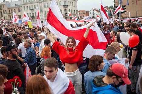 Mielenosoittajia Itsenäisyydenaukiolla sunnuntaina Minskissä.