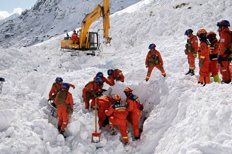 Pelastustyöntekijät työskentelivät lumivyöryn onnettomuuspaikalla Nyingchissä Tiibetin kaakkoisosassa perjantaina.