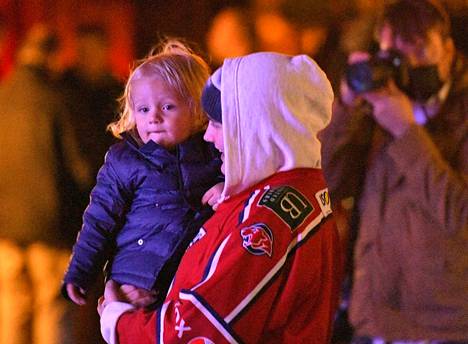 Maisy Biden seurasi jouluvalojen sytyttämistä yhdessä pikkuveljensä Beau Jr:n kanssa.