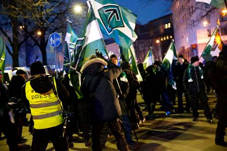 Uusnatsijärjestö Pohjoismaisen vasta­rinta­liikkeen liput liehuivat Helsingissä itsenäisyys­päivänä vuonna 2016. Toiminta on hiipunut järjestön kieltämisen jälkeen, mutta sitä on poliisin ja syyttäjän käsityksen mukaan myös jatkettu.