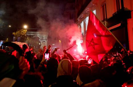 Marokon kannattajat juhlivat Pariisin kaduilla maan puolivälierävoittoa Portugalista. Keskiviikkona Ranska ja Marokko kohtaavat MM-kisojen välierässä.