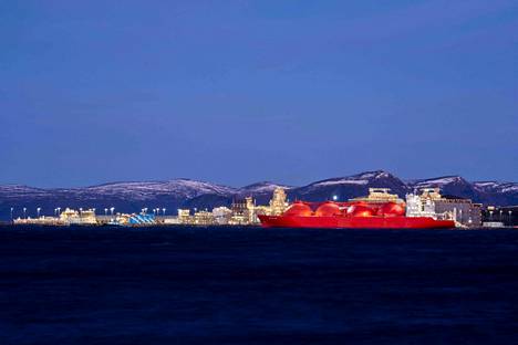 Nestetytettyä maakaasua kuljettava lng-laiva Norjassa Melkøyan saaressa.