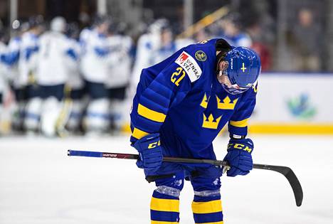 Nuoria Leijonia vastaan kärsitty tappio oli kova paikka Oskar Olaussonille ja muille Juniorkronornan pelaajille. Suomi voitti Ruotsin lukemin 1–0 ja eteni alle 20-vuotiaiden MM-finaaliin.