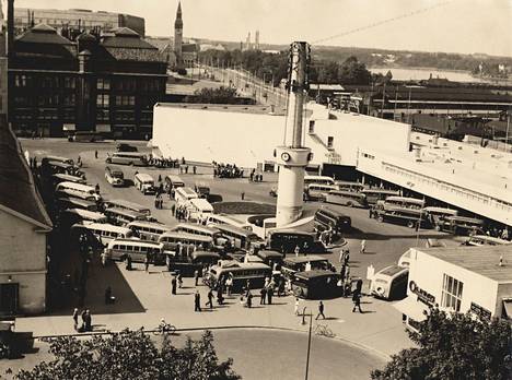 Saapuvat ja lähtevät linja-autot asettuivat maanalaisen lämpökeskuksen piipun ympärille. Piippu toimii nykyisin Amos Rexin näyttelytilojen ilmanvaihtokanavana sekä varauloskäyntinä. Kuva on vuodelta 1937. 