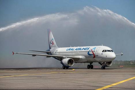 Vesisuihkut kaartuivat Ural Airlinesin uuden koneen ylle, kun se lennätti kiinalaisia matkustajia Helsinki-Vantaalle kesäkuussa 2016. 