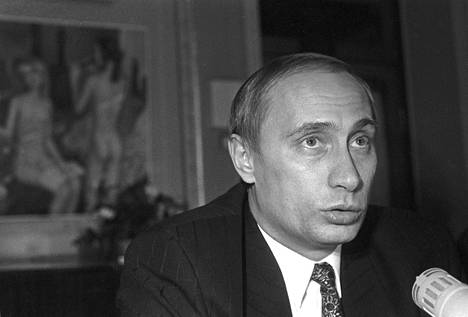Vladimir Putin toimi Pietarin apulaispormestarina vuonna 1995. Ensimmäisellä presidenttikaudellaan Putin nimitti tuttuja neuvontanaijaan ja upseereita korkeisiin asemiin.