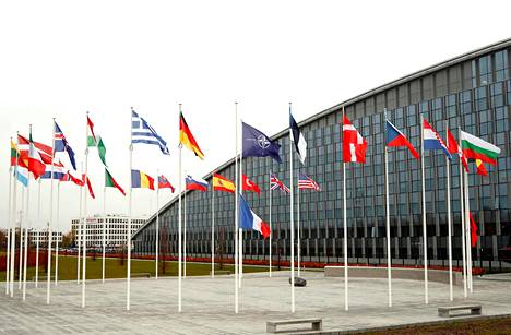 Nato-maiden liput liehuvat päämajan edustalla Brysselissä.