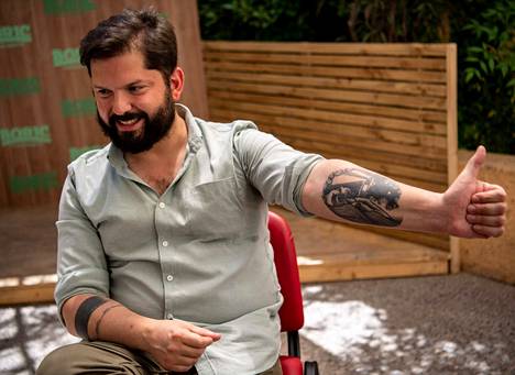 Chilean left coalition presidential candidate Gabriel Boric shows his tattoo to an AFP journalist in an interview in Santiago on October 28th.