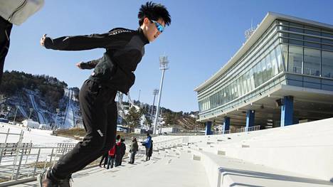 Etelä-Korean kisakeittiöt suojataan urheilijoilta – suorituspaikoilla on ”99-prosenttisesti valmista”, vaikka kaikki penkit puuttuisivat