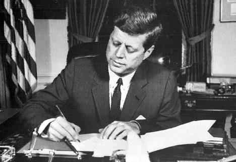 24. lokakuuta 1962 presidentti Kennedy allekirjoitti asiakirjan, jolla Kuuba asetettiin merisaartoon. 