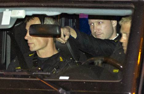 Anders Behring Breivik poistuu poliisisaattueessa oikeustalolta heinäkuussa.
