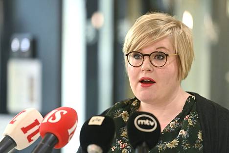 Valtiovarainministeri Annika Saarikko (kesk) puhui tiedotustilaisuudessa tiistaina.