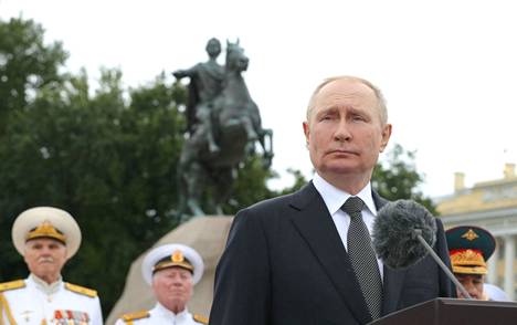 Venäjän presidentti Vladimir Putin ilmoitti laivastoparaatissa Pietarissa heinäkuussa, että Venäjän laivasto saa yhdeksänkertaisella äänennopeudella lentäviä Zircon-ohjuksia ”muutaman kuukauden kuluessa”.