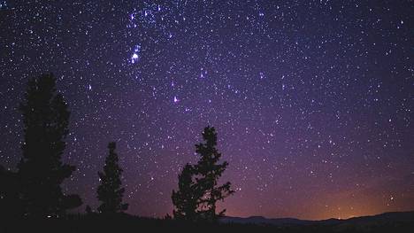 Lasten tiedekysymykset: Miksi tähdet välkkyvät taivalla?